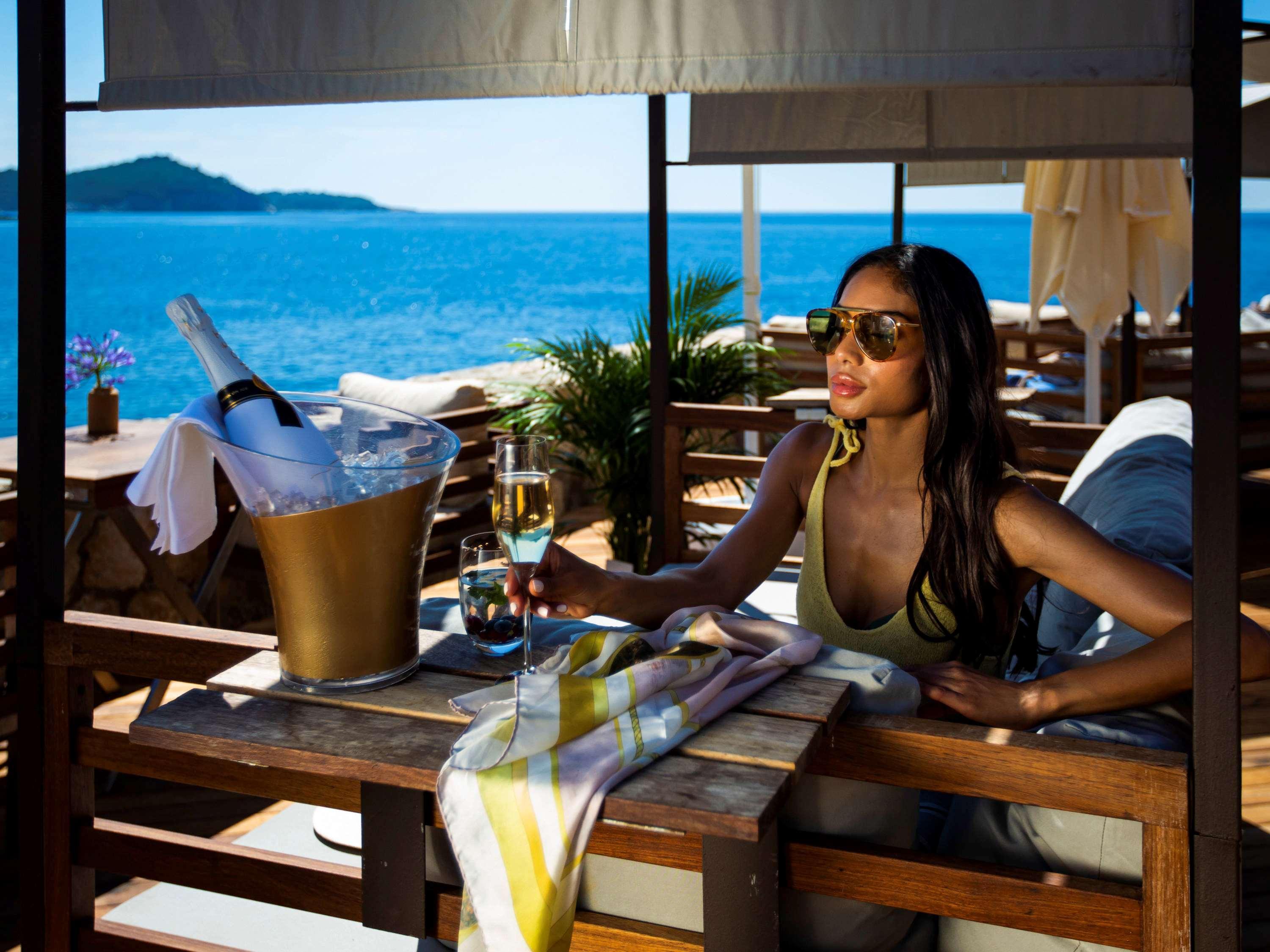 فندق ريكسوس بريميوم دبروفينك دوبروفينك المظهر الخارجي الصورة A woman at a beach club