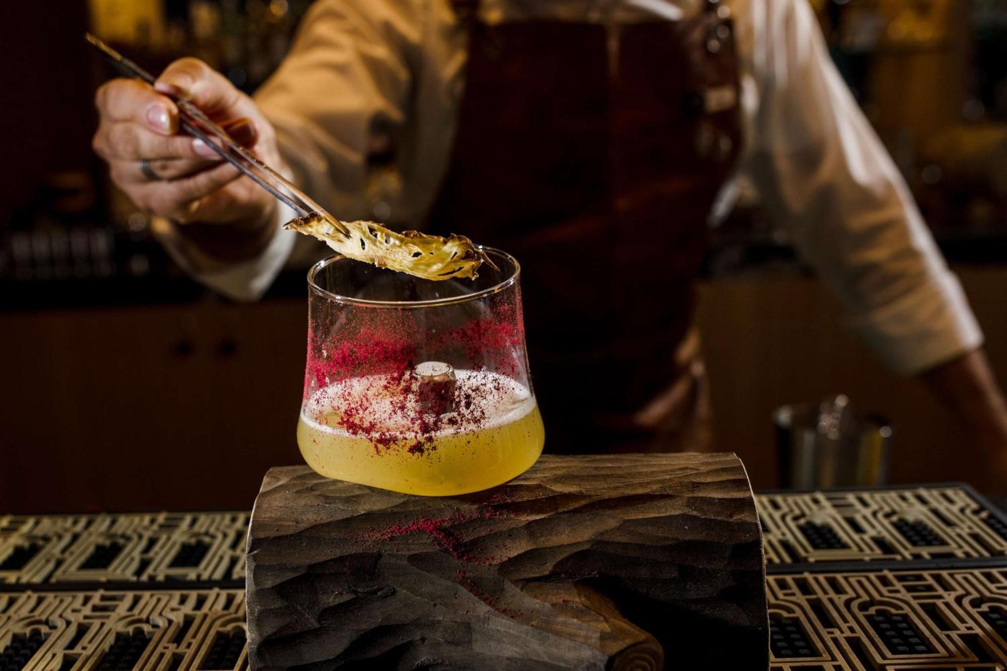 فندق ريكسوس بريميوم دبروفينك دوبروفينك المظهر الخارجي الصورة A bartender adding a gold leaf to a cocktail