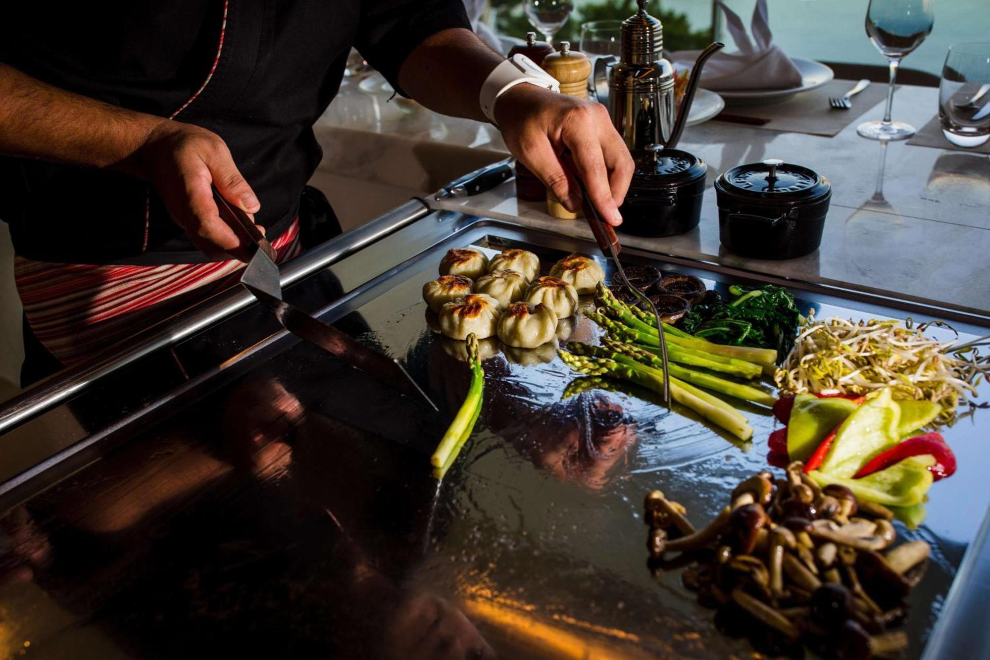 فندق ريكسوس بريميوم دبروفينك دوبروفينك المظهر الخارجي الصورة A chef preparing food