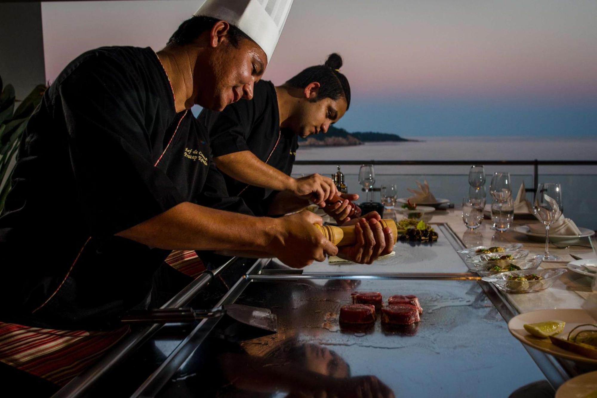 فندق ريكسوس بريميوم دبروفينك دوبروفينك المظهر الخارجي الصورة Chef on board of a yacht