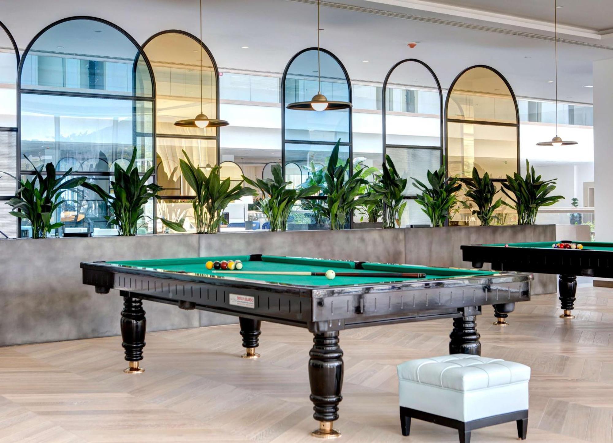 فندق ريكسوس بريميوم دبروفينك دوبروفينك المظهر الخارجي الصورة The Pool Table at The Ivy Collection, 2019